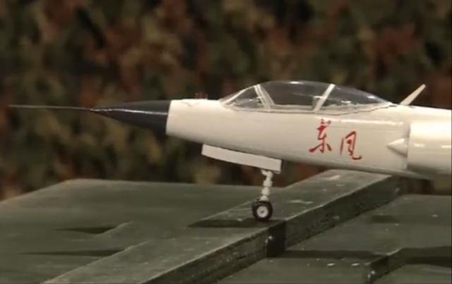 图片:东风-113战斗机想象图和模型。