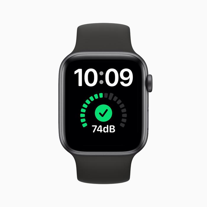 ▲watchOS 7 提供的大文字表盘,让 Apple Watch 上的时间和丰富的复杂功能一目了然。
