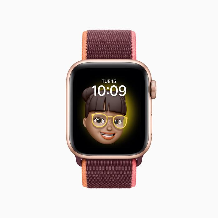 ▲watchOS 7 中新的拟我表情 app,让孩子们可直接在 Apple Watch 上创造个性化信息,并展示在全新的拟我表情表盘上。