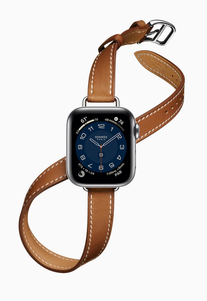 ▲ Apple Watch Hermès 带来 Hermès Attelage Single Tour 表带和更为纤细的 Attelage Double Tour 表带,以及全新配色的经典款式表带。