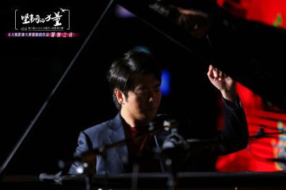 (郎朗在“航拍作品饕餮之夜”上演奏《我爱你中国》)