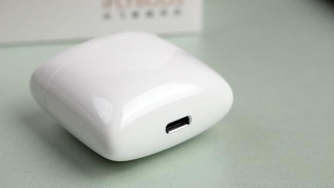 耳机盒底部为Type C充电接口,背部一个按键为状态查看按钮。