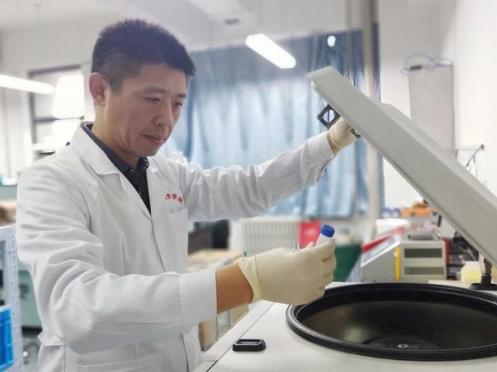 许晓东在实验室工作。西北农林科技大学供图