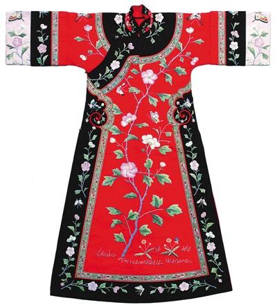 清代红地刺绣花卉旗服