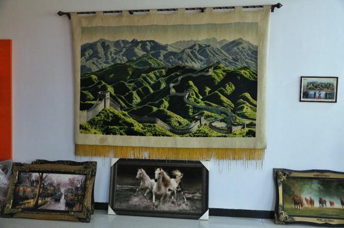 ▲ 孙建友的地毯展览厅,收藏了很多进出口高端地毯,大多是手工编织。摄影:安舜