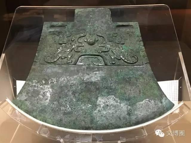 ▲ 妇好铜钺 通长39.5厘米,刃宽37.3厘米,重9KG,中国社会科学院考古研究所藏