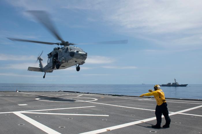 MH-60S直升机从“塔尔萨”号濒海战斗舰上起飞