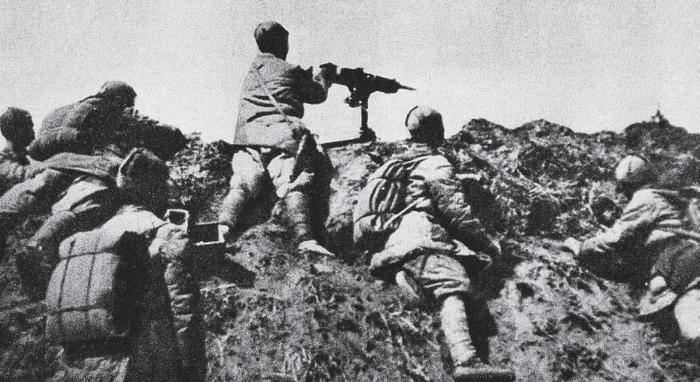▲1940 年百团大战时,山西阳泉狮脑山战斗中的八路军机枪阵地