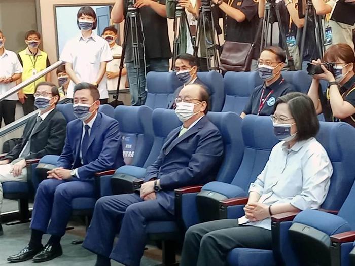 蔡英文视察太空中心(图片来源:中时新闻网)