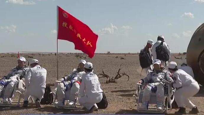 历史性一刻！神舟十二号返回舱成功着陆，3名航天员顺利出舱