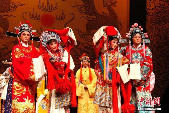 资料图:黄梅戏经典剧目《女驸马》在加拿大多伦多演出。中新社记者 余瑞冬 摄