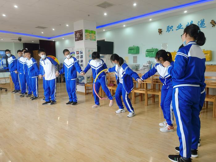 10月15日,交大附中的学生们在心理教师的指导下参与游戏。图/新京报记者 杨菲菲