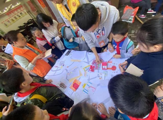 50余名青少年到渝中区实地探寻绘制“社区寻宝地图”