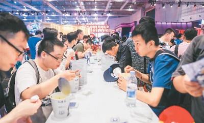 在上海举办的动漫游戏《FGO》纪念展上,拉面说定制款产品受到欢迎。 品牌方供图