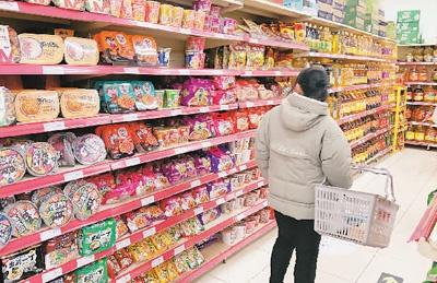 北京一家超市内的方便食品货架。 本报记者 康 朴摄