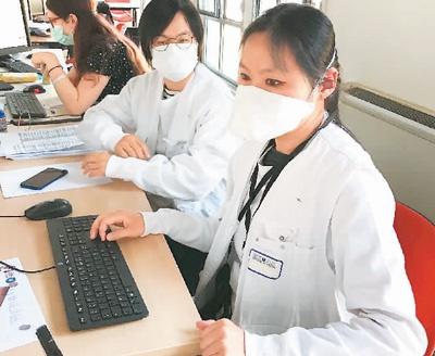 图为2020年4月,法国华人医生纳娜在巴黎急救中心内工作。 (新华社发)