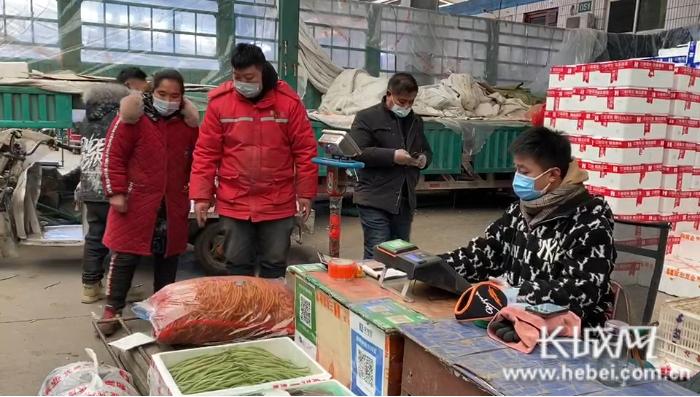 石家庄桥西蔬菜批发市场货源充足,价格稳定。图为石家庄周边商户前来选购商品。长城网记者 王林红 摄