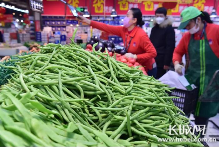 北国超市(益友店)货源充足,价格稳定。长城网记者 王林红 摄