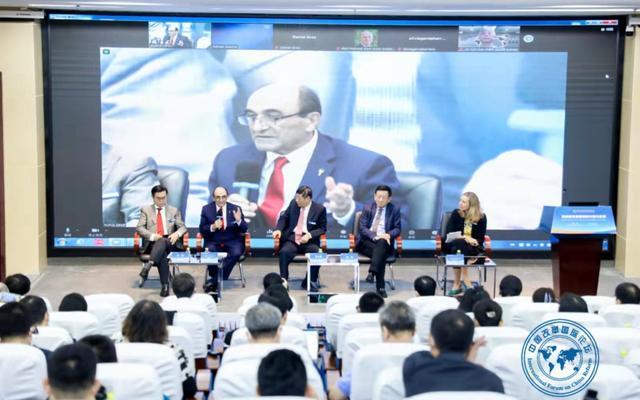 第87次中国改革国际论坛上,与会国内外专家学者围绕“构建新发展格局的中国与世界”展开讨论、对话。受访者供图
