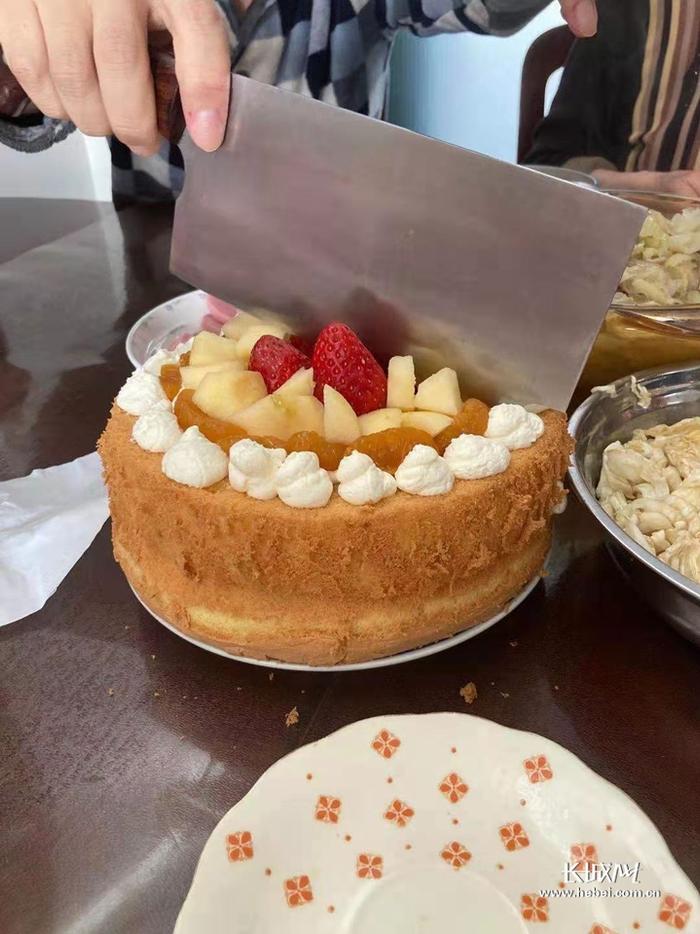 切蛋糕,过生日。受访者供图