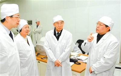 王大中院士(右二)等在高温气冷堆总控室听取清华大学核能技术设计研究院院长张作义教授(右一)的汇报。新华社记者 王呈选摄