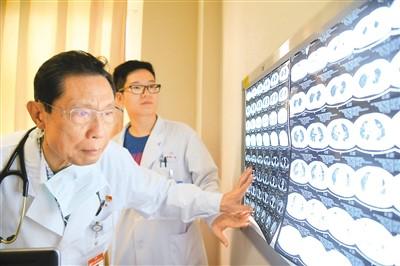 钟南山院士在广州医科大学附属第一医院的诊室内工作。新华社记者 邓 华摄