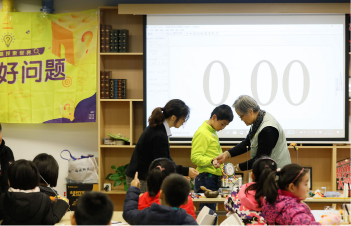 吴教授带学生做实验