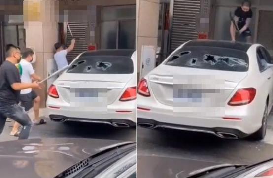 4名男子拿球棒砸毁奔驰车(图片来源:台媒)