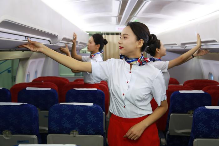 航空服务学生进行客舱服务训练。 图/北京市昌平职业学校供图