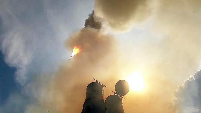 俄国防部发布的S-500防空导弹系统试射画面截图