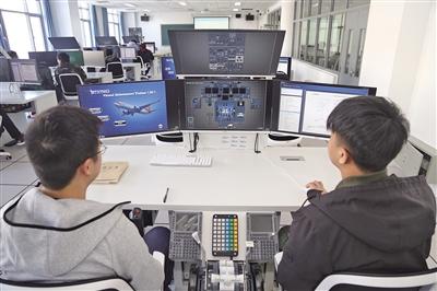 学生在实训室仿真维修中心练习飞机维修技能。 图/北京电子科技职业学院供图