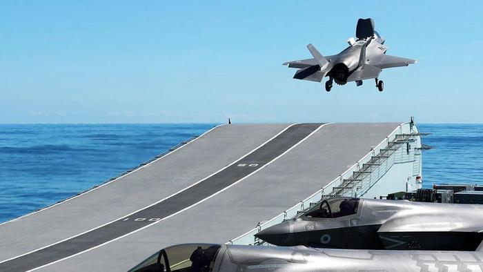 F-35B战斗机从英国航母上起飞