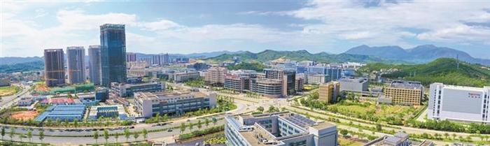 深汕特别合作区规划建设为粤港澳大湾区东部门户、区域协调发展示范区、深圳自主创新拓展区、现代化国际性滨海智慧新城。图为起步区鹅埠片区。
