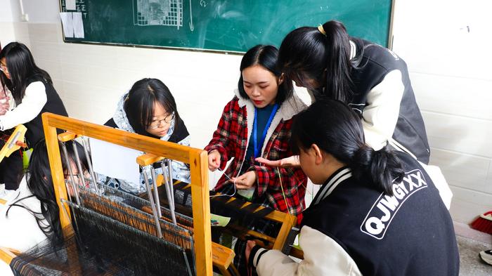 学生在美术教师的指导下,学习制作“西兰卡普”。图/受访者供图