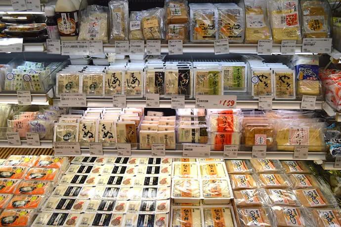 日本关西地区一家高端超市里的豆制品专区。图片来源:shikishima-town.com