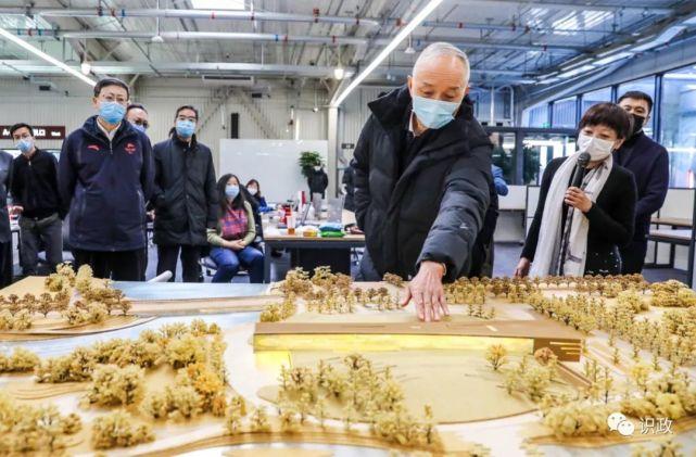 听取设计方案汇报