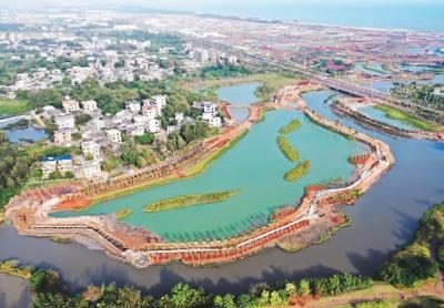 海南省海口市江东新区是海南自贸港重点园区之一。当地通过退渔还湿、河道疏浚等方式,将昔日的鱼塘打造为湿地公园。图为江东新区芙蓉河综合治理工程。 新华社记者 郭 程摄