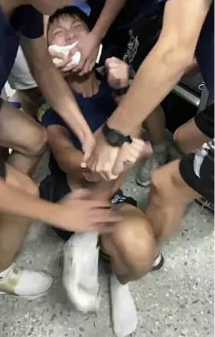 张姓学生被众人摁倒,以夸张肢体行为捉弄。图自台媒