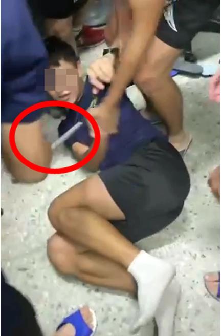 张姓学生被众人摁倒,以夸张肢体行为捉弄,而台空军军官学校方面,却声称不存在“霸凌”情况。图自台媒