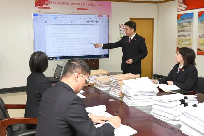 图为广西壮族自治区人民检察院办案组成员在研讨案情
