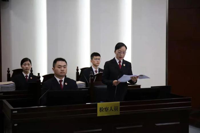 图为检察员宣读《没收违法所得申请书》