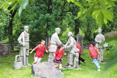 以横坎头村为中心的宁波市浙东(四明山)抗日根据地旧址是全国100个红色旅游经典景区之一,图为横坎头村的孩子们在村子里玩耍。 郁 兴摄