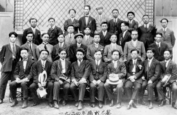 图为1924年7月,中国共产主义青年团旅法支部成员在法国巴黎合影。前排左四为周恩来,左六为李富春,左一为聂荣臻,后排右三为邓小平。新华社发