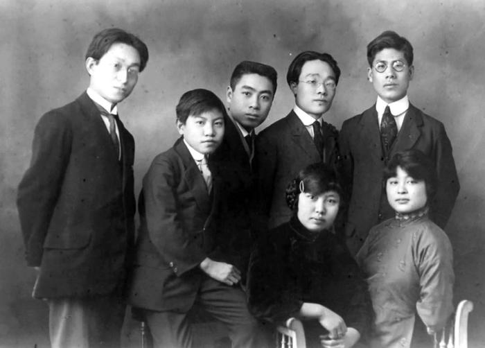 “五四”运动后,许多男女青年赴海外寻求真理。图为赴法国勤工俭学的周恩来(右三)等人1921年的合影。新华社发