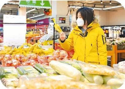 江苏南京某超市的蔬菜专柜区。 苏阳摄(人民视觉)