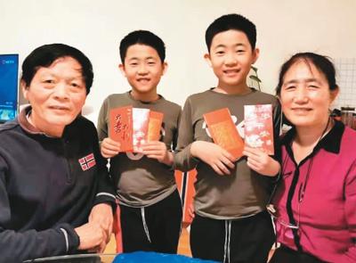 图为今年除夕,马列(左一)和家人合影。