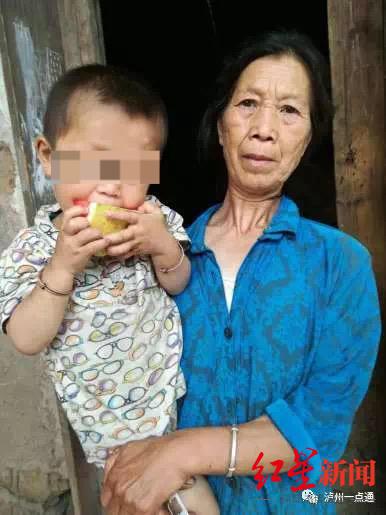 ↑“奇迹宝宝”赵平安3岁时与奶奶的合影