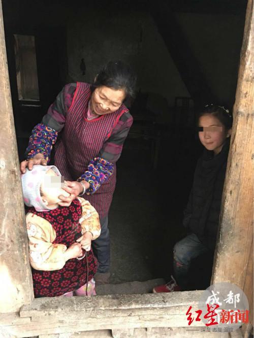 ↑肖开兴帮赵平安拧鼻涕,旁边是姐姐赵薇 资料图