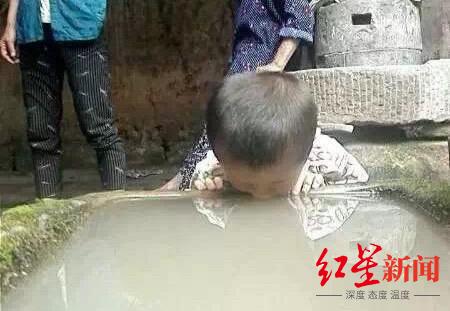 ↑三岁时的赵平安经常这样喝水