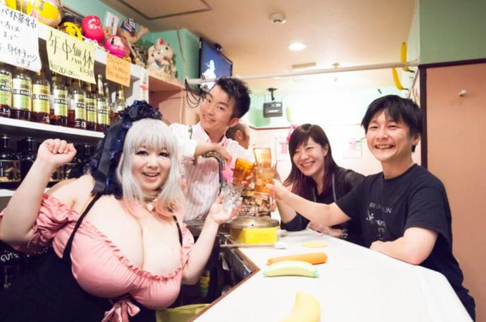 新宿二丁目一家酒馆中的客人与“男大姐”